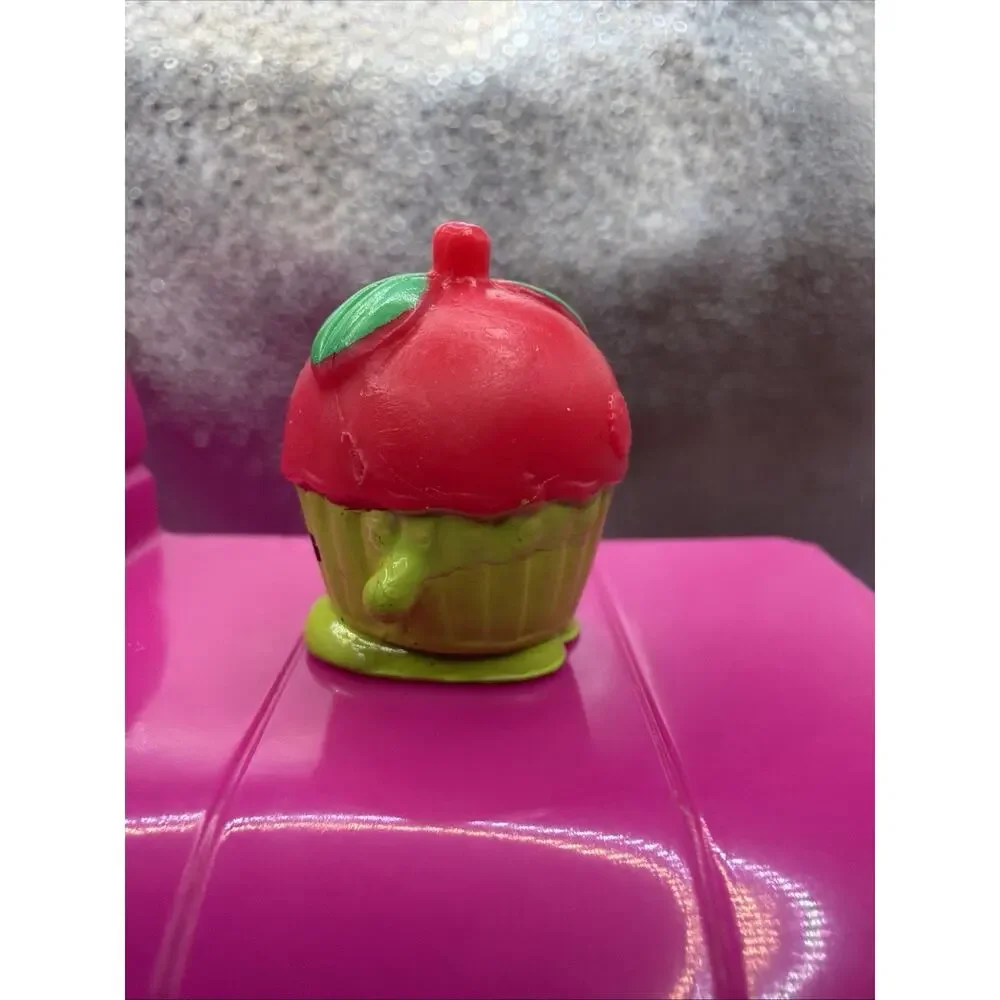 Shopkins Shy Pie figurine from Season 4